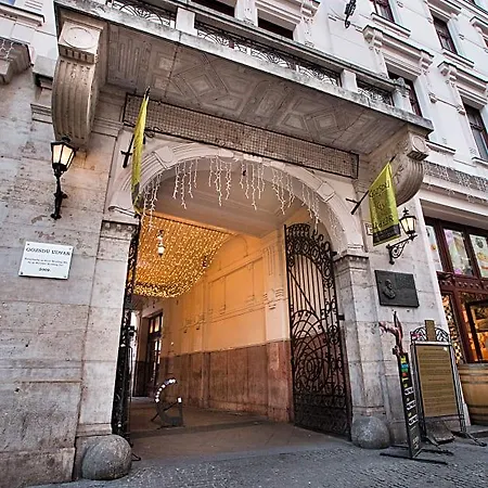 Gozsdu Apartment *